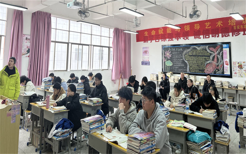 探尋歷史奧秘，共促教學(xué)相長——?dú)v史公開課教